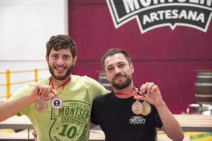 Andreu i Jordi mostrant les medalles